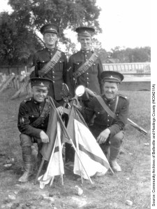 Signallers Horace (Pat) and Frederick (Ted) Yeomans standing at rear, ca. August 1914