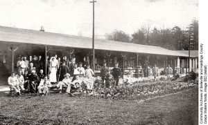 Soldiers and staff on the verandah of a pavillion ward at Duchess of Connaught Hospital, c.1915
